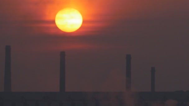 Nascer Sol Vermelho Cidade Belo Amanhecer Sobre Uma Zona Industrial — Vídeo de Stock