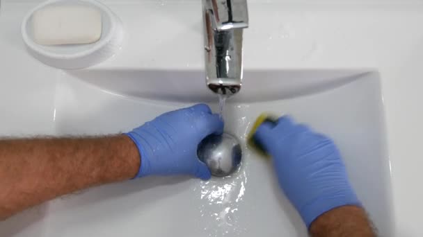 Homem Limpeza Dissipador Banheiro Uso Detergente Luvas Proteção — Vídeo de Stock