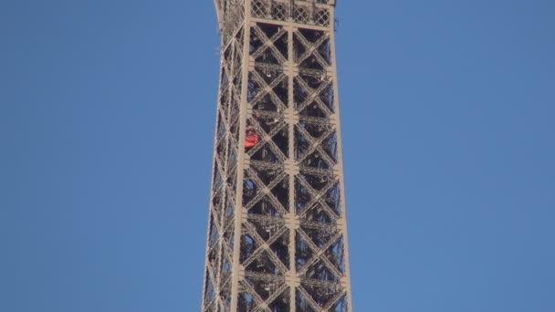 Eiffeltoren Parijs Metalen Structuur Met Lift Hemelvaart Voor Toeristen — Stockvideo