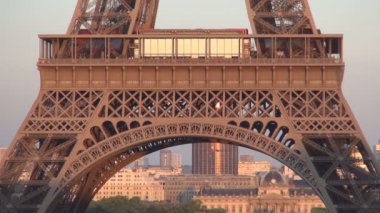 Sunset Light 'ta Paris Downtown binaları ve Eyfel Kulesi ile görüntü