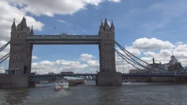 Thames Nehri üzerinde bir turist teknesi ile bir gezi Londra Kule Köprüsü görüntü