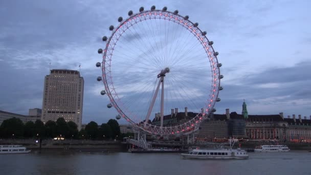 London-Zeitraffer mit Londoner Auge und Touristenschiff auf der Themse — Stockvideo