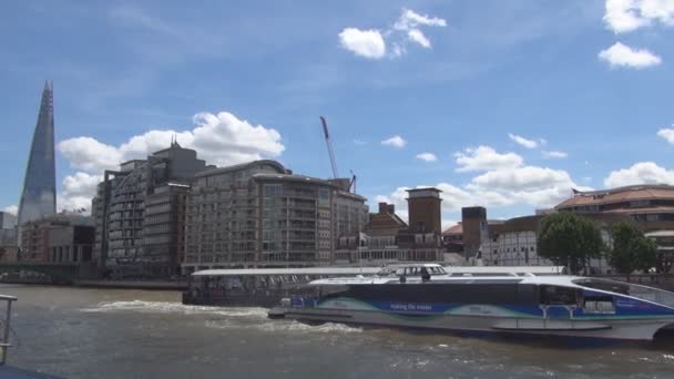 Viaje con un barco turístico en el río Támesis en Londres Centro de vacaciones — Vídeo de stock