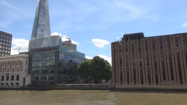 London Fahrt mit einem Touristenboot auf der Themse schießt auf Gebäude in der Innenstadt — Stockvideo