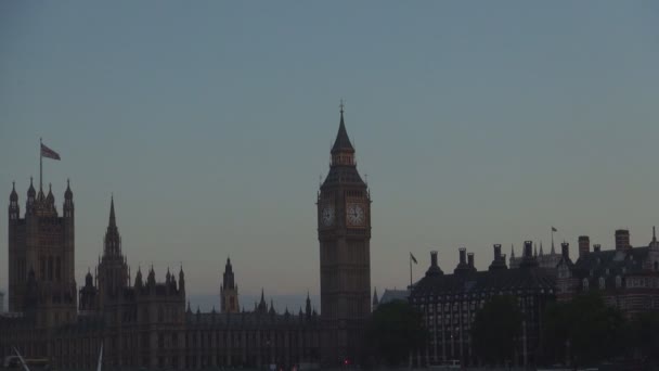 Imagen de la ciudad de Londres con Westminster Palace y Big Ben Tower Silhouette en la oscuridad — Vídeos de Stock