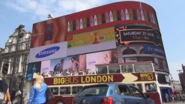 Londra şehir ve Piccadilly Circus turistlerle sokakta yürüyüş