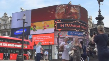 Londra şehir merkezi ve Piccadilly Circus sokakta yürüyüş ınsanlarla