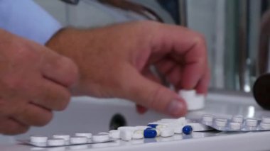 Adam tıbbi Cure için Medicament 's hazırlamak Pills ve Ilaçlar Sink yüzey üzerine koymak