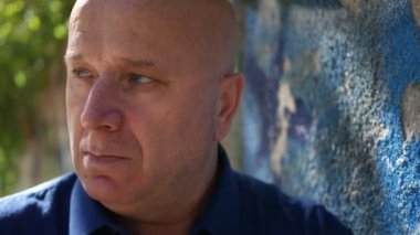 Sokak gelen bir duvar yakın üzgün kişi endişeli ve sorunlu hayal kırıklığına bakıyor