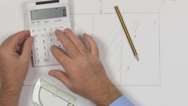 Ingénieur Calculer à l'aide d'ajouter une machine et faire des gestes de la main nerveuse au bureau — Video