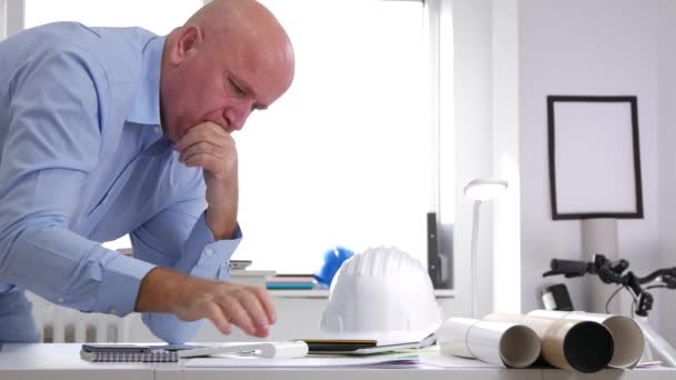 Vermoeide ingenieur afwerking laat werk neem de helm en laat de architect kantoor — Stockvideo
