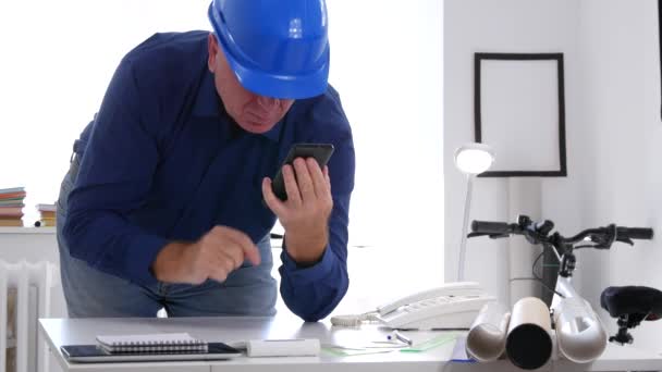 Ingénieur déçu dans la salle de bureau Composez un numéro de téléphone à l'aide d'un téléphone cellulaire — Video