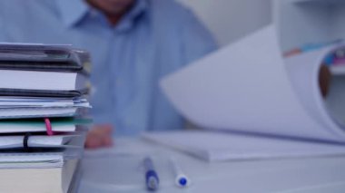 Ofis odasında mali belgeler ve muhasebe belgeleri tarama işadamı