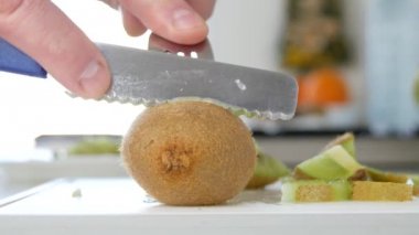 Closeup Man el Iki parça bir kivi meyve kesme ve kamera sunma