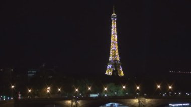 Eyfel Kulesi ışıklı ve Seine Nehri su yansıma gece Paris'te