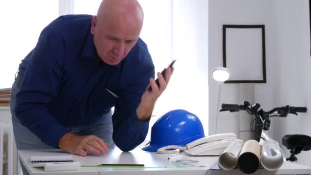 Upprörd ingenjör i Office försök att göra ett telefonsamtal och Gesticulate nervös — Stockvideo
