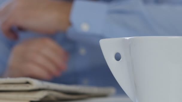 Pessoa relaxada no local de trabalho dormindo com a cabeça na mesa depois de um dia de trabalho duro — Vídeo de Stock