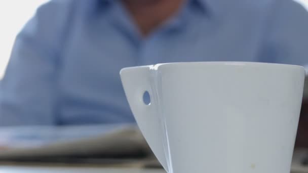 放松商人在工作暂停喝热咖啡和阅读报纸 — 图库视频影像
