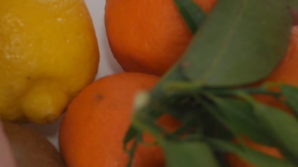 Médico substituindo medicamentos com frutas frescas Vitaminas Conceito Médico — Vídeo de Stock