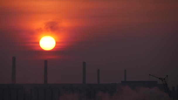 Прекрасний літній Схід сонця гаряче ранок світанку з червоним сонцем і помаранчевим небом — стокове відео