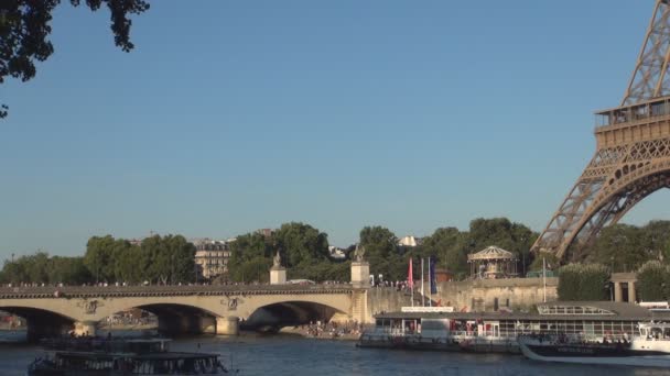 Paris Downtown Image z wieży Eiffla Sekwany i ruchu turystycznego łodzi — Wideo stockowe