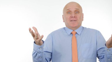 Gesticulating işadamı konuşuyor ve bir iş röportajda açıklayan
