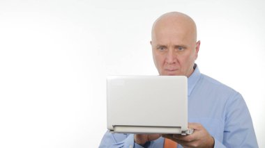 Kendine güvenen işadamı göndermek bilgi kullanma Laptop kablosuz bağlantı