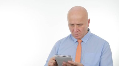 Okuma ve yazma kişisel bir cüzdan işadamı görüntüsü