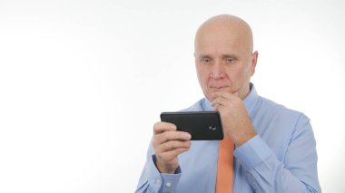 Cep telefonu kablosuz iletişim kullanarak işadamı metin