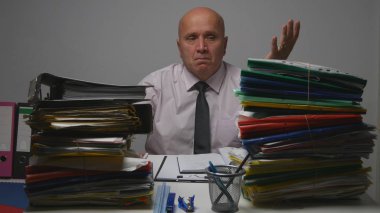 Üzgün işadamı muhasebe ofisinde gergin el hareketi