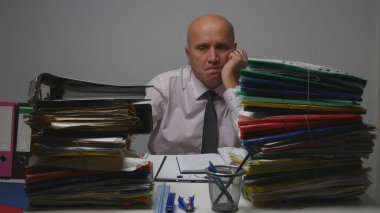 İşadamı belgeler arşiv odası yorgun mühendisi program sonrası geç çalışma.