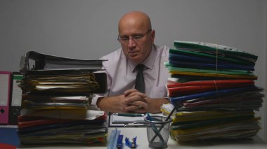 Arşiv Odası iş adamı yorgun ve depresif kişi şirket dosyaları okuyor.
