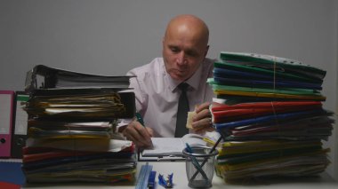 Office arşiv hasret bir sandviç yeme işadamı ve gündem çalışmalarında yazmak.