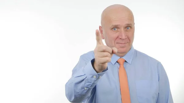 İş adamı gülümseme parmak ile Işaret dikkat el jestleri