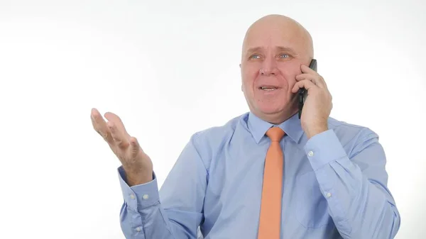 Бизнесмен услышал телефонные финансовые хорошие новости и сделал энтузиастичные жесты — стоковое фото