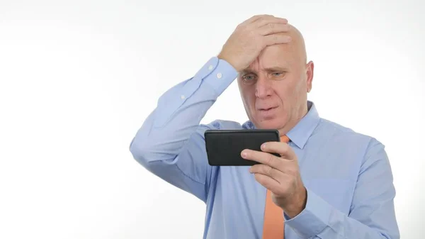 Imagen de hombre de negocios leyendo malas noticias en Smartphone y gesticular nervioso —  Fotos de Stock