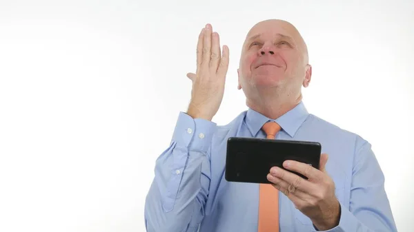 Geschäftsmann liest gute Nachrichten auf Tablet und macht enthusiastische Handgeste — Stockfoto