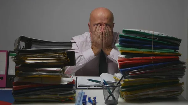Imprenditore nervoso gesticolando sconvolto in ufficio contabile — Foto Stock