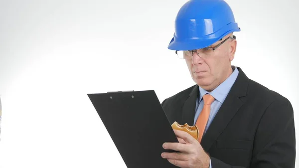 Homme d'affaires Regardez dans les notes de papier presse-papiers et mangez affamé un sandwich — Photo