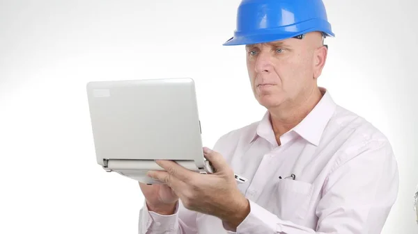 Ingeniero que trabaja usando un ordenador portátil Accediendo a la información técnica en línea — Foto de Stock