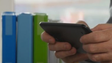 Ofis elektronik Tablet Kablosuz bağlantı kullanarak manifatura el işadamı