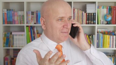 Güvenilir Işadamı Office Talk mobil açıklamak ve hiçbir parmak Işareti olun