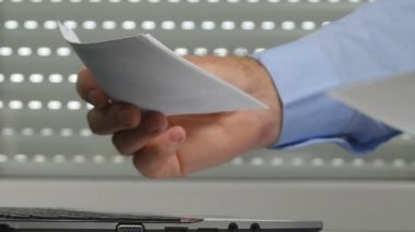 Ofis odasında ödeme belgelerinde arama Işadamı eller yakın yukarı