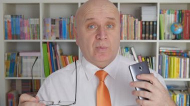 Ofis konuşma ve mali fırsat açıklayan işadamı röportaj