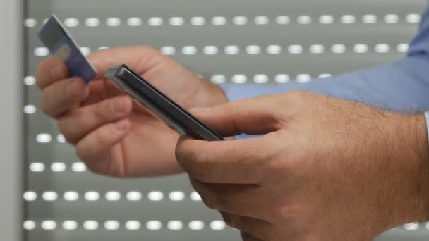 Επιχειρηματίας κάνει Online πληρωμή χρησιμοποιώντας ένα κινητό τηλέφωνο και μια πιστωτική κάρτα — Αρχείο Βίντεο