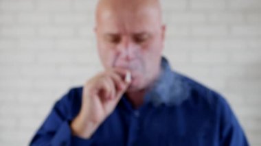 Bir sigara ve başka bir Smoker sunan Iş Işadamı aydınlatma ile çekim