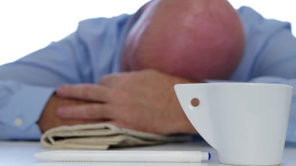 Unavenej obchodník Napping s kávou a novinami na stole — Stock video
