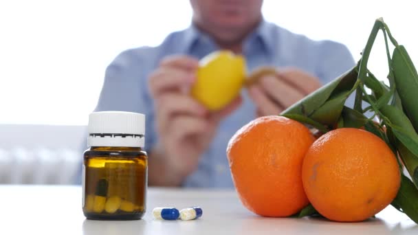 Medico Sostituzione di Medicament con frutta fresca Vitamine Medical Concept — Video Stock