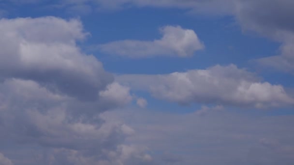 Time lapse met witte en pluizige wolken bewegen snel op blauwe hemel — Stockvideo
