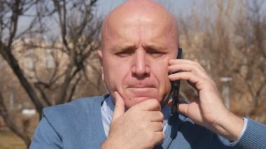 Yavaş hareket ile Işadamı Talking phones için üzgün ve hayal kırıklığına